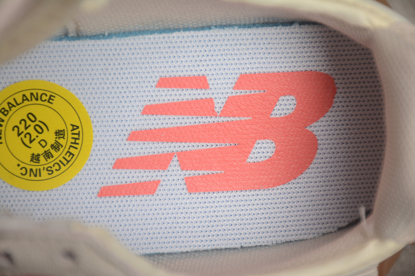 NB 327 beige y rojo coral