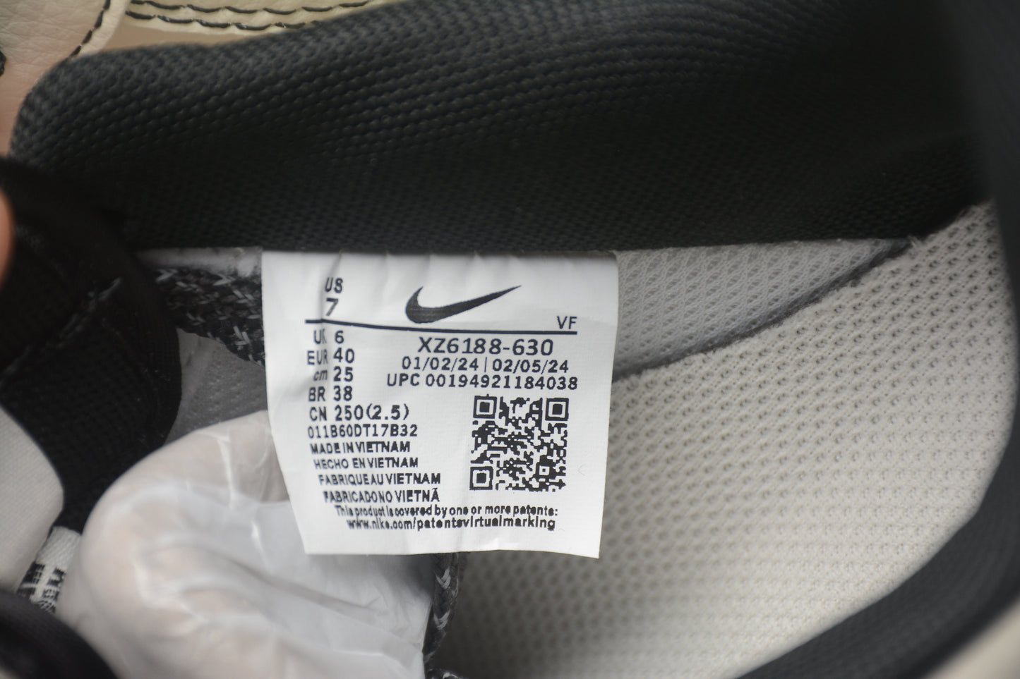 Air Force 1 07 beige y negro carbono