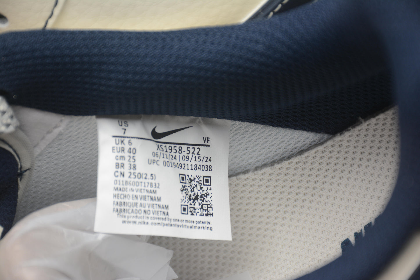 Air Force 1 Low x Undefeated “5 On It” crema claro y navy