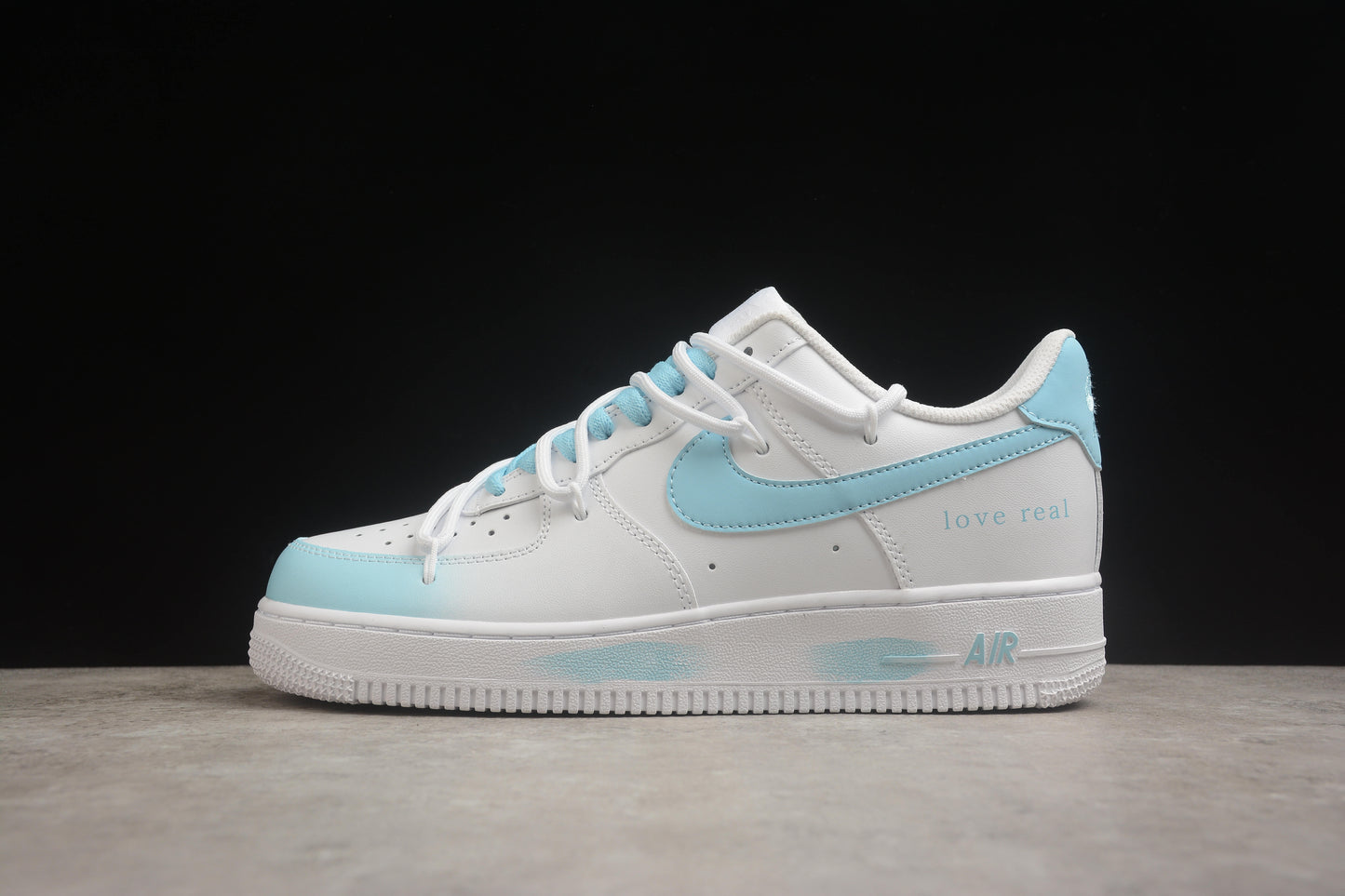 Air Force 1 Low “Love Real" blanco y azul cielo