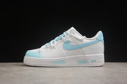Air Force 1 Low “Love Real" blanco y azul cielo
