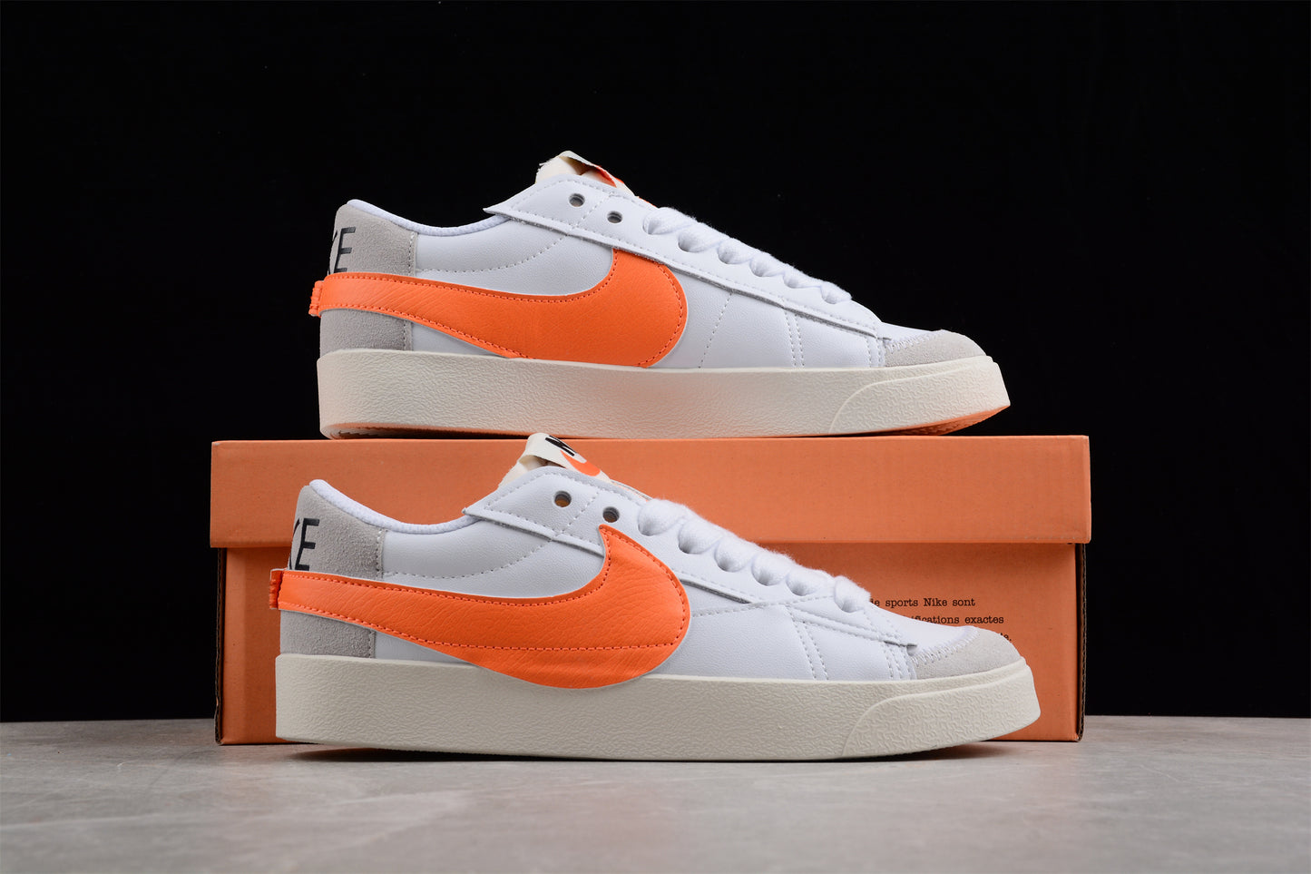 Blazer Low '77 blanco y naranja