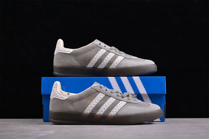 Gazelle gris y blanco