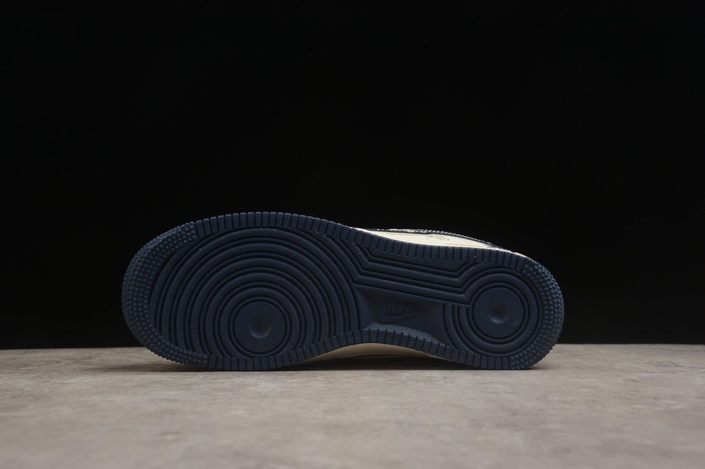 Air Force 1 Low x Undefeated “5 On It” crema claro y navy