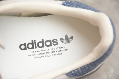 Gazelle beige y azul marino