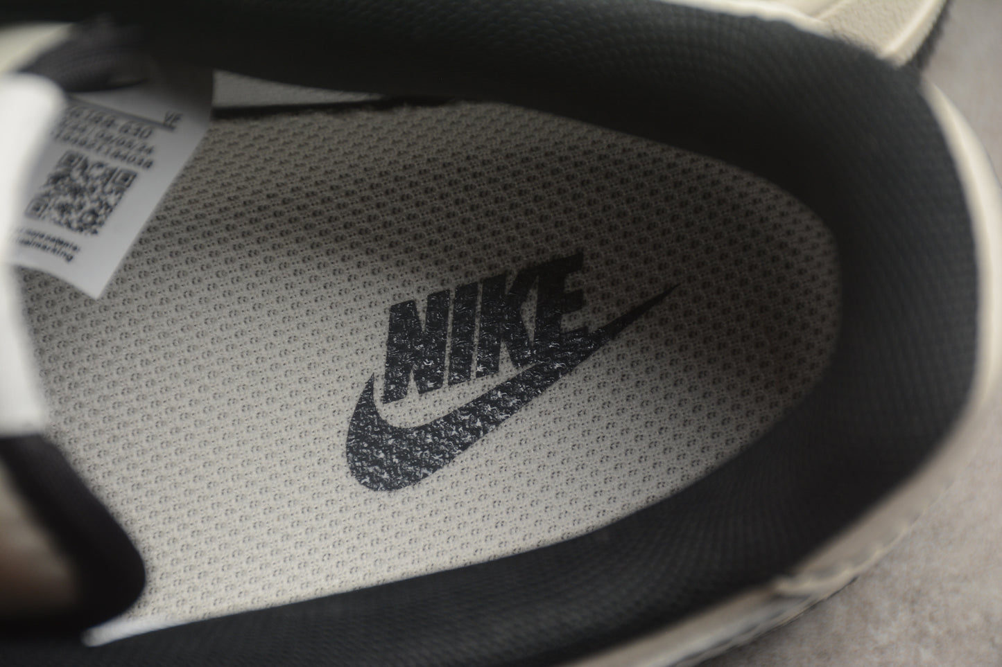 Air Force 1 07 beige y negro carbono