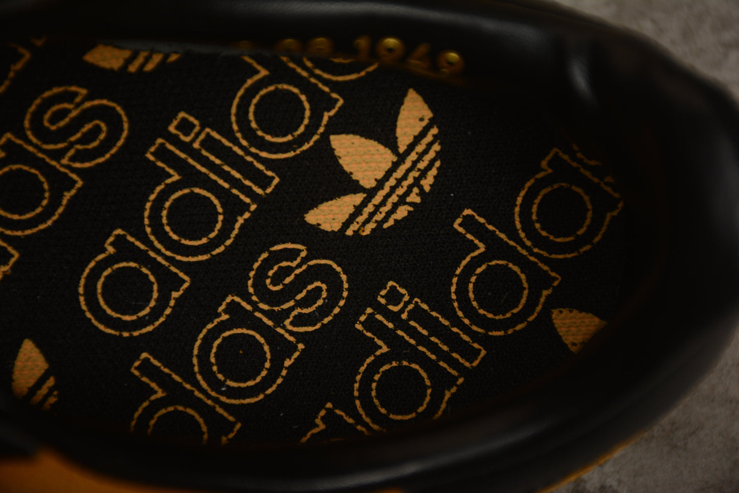 Gazelle amarillo y negro