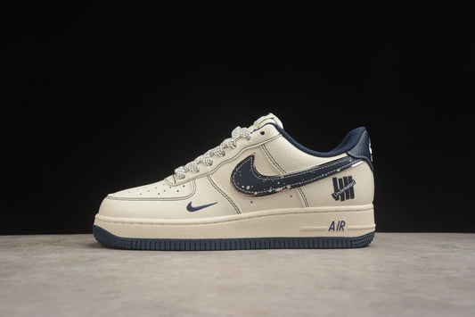 Air Force 1 Low x Undefeated “5 On It” crema claro y navy