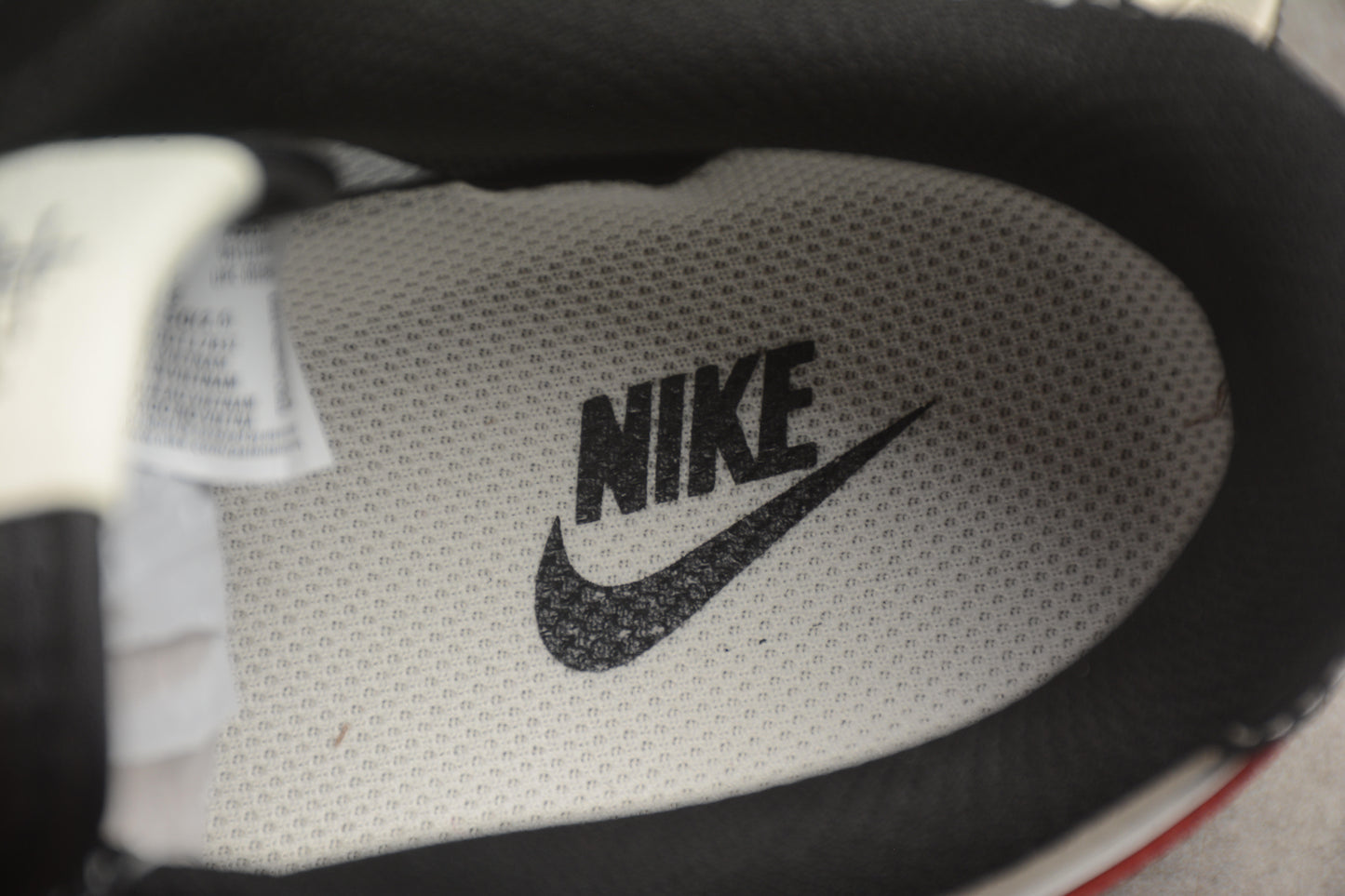 Air Force 1 07 x Stüssy beige claro, rojo carmesí y negro