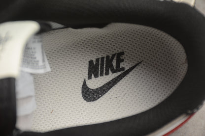 Air Force 1 07 x Stüssy beige claro, rojo carmesí y negro