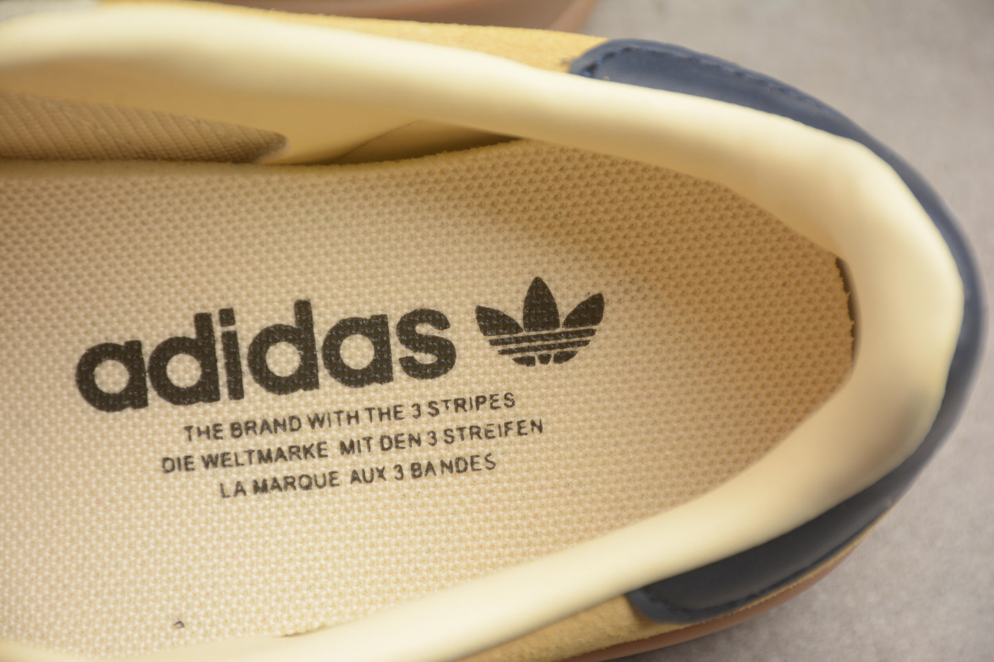 Gazelle amarillo, blanco y navy