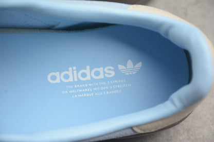 Gazelle azul cielo y beige