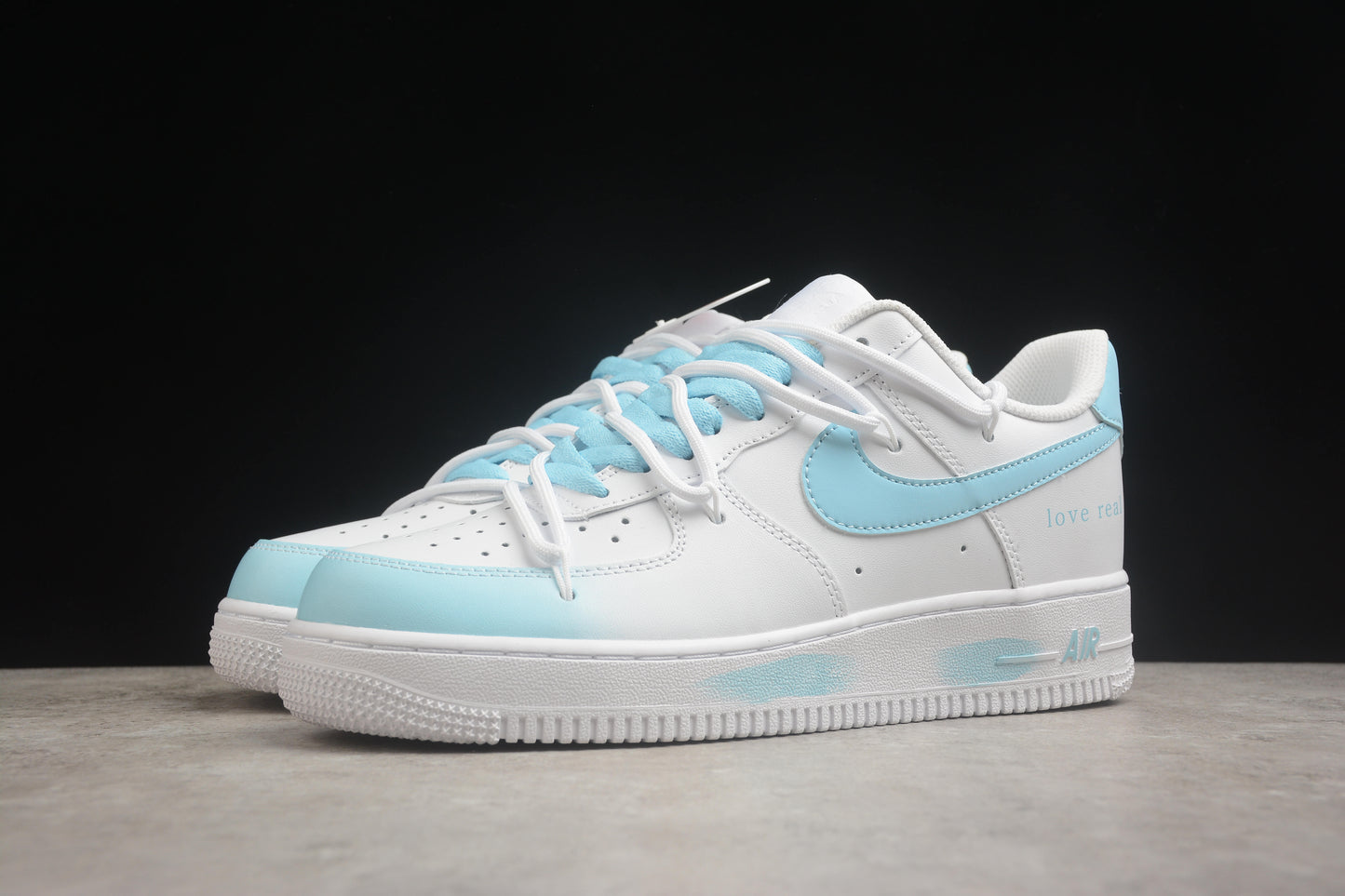 Air Force 1 Low “Love Real" blanco y azul cielo