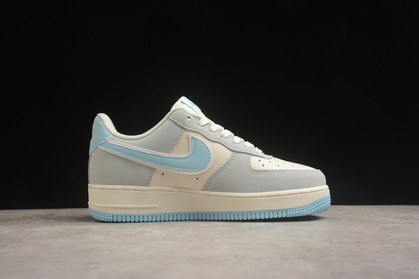 Air Force 1 Low “Nezha” beyge y azul celeste