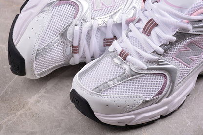 NB 530 blanco y rosa pastel