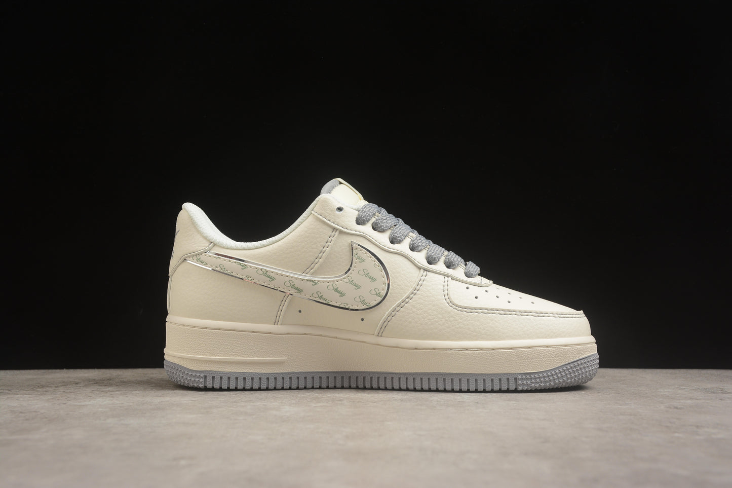Air Force 1 Low x Stussy beige y gris