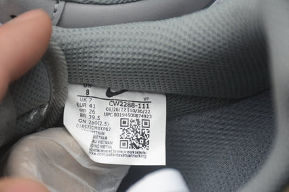 Air Force 1 07 cinza oscuro y blanco