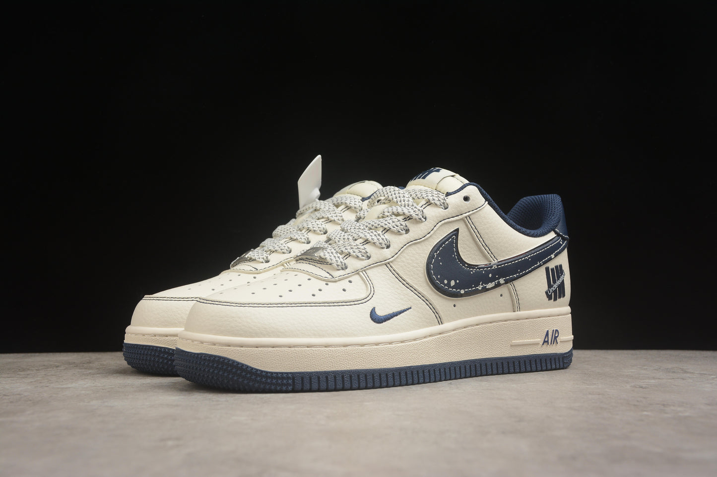 Air Force 1 Low x Undefeated “5 On It” crema claro y navy