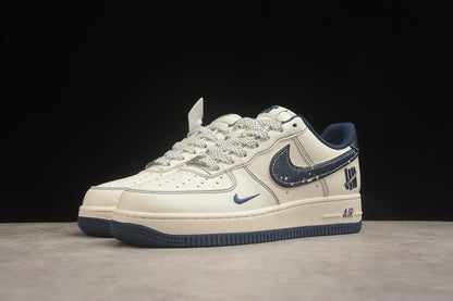 Air Force 1 Low x Undefeated “5 On It” crema claro y navy