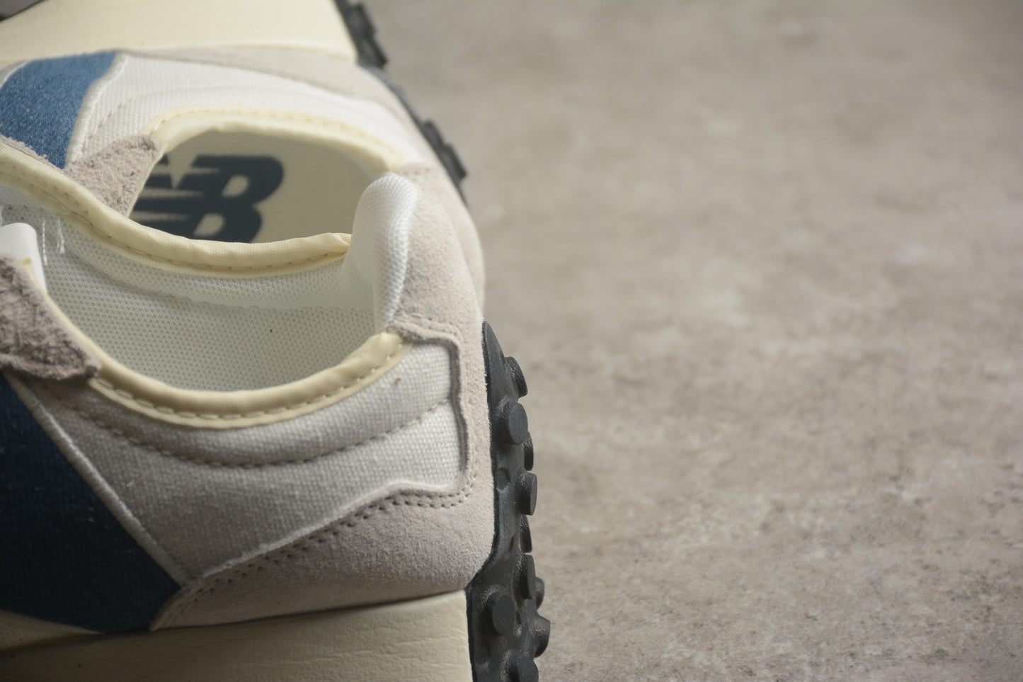 NB 327 blanco y azul