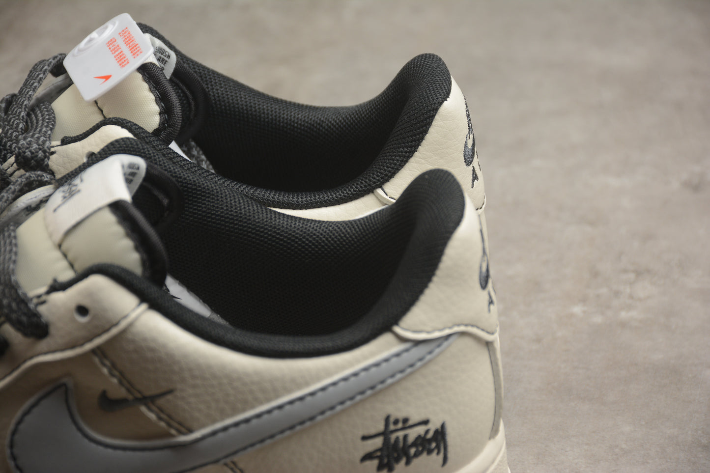 Air Force 1 07 beige y negro carbono