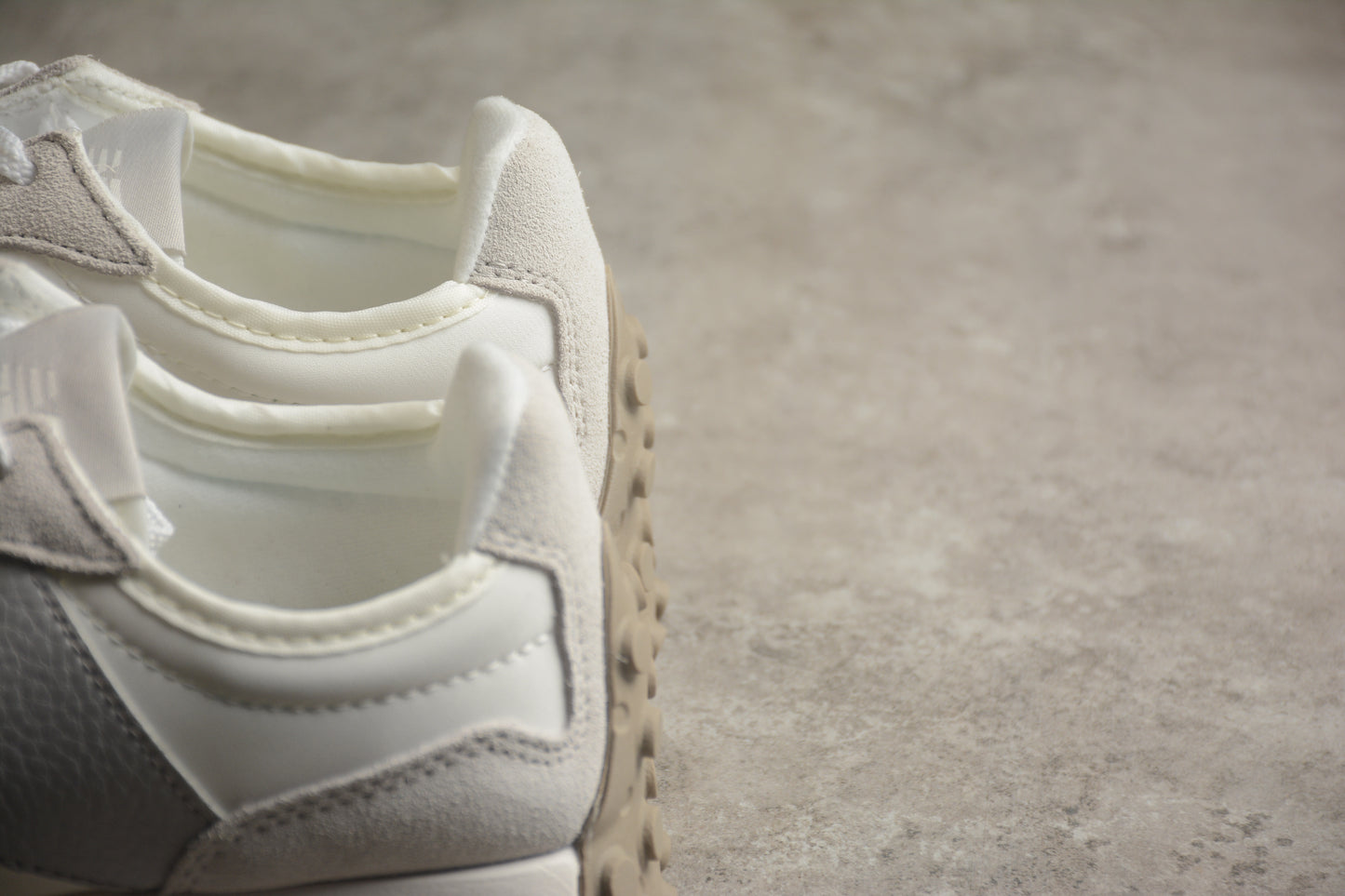 NB 327 blanco y gris