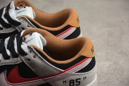 Dunk Low “85” gris, negro y rojo