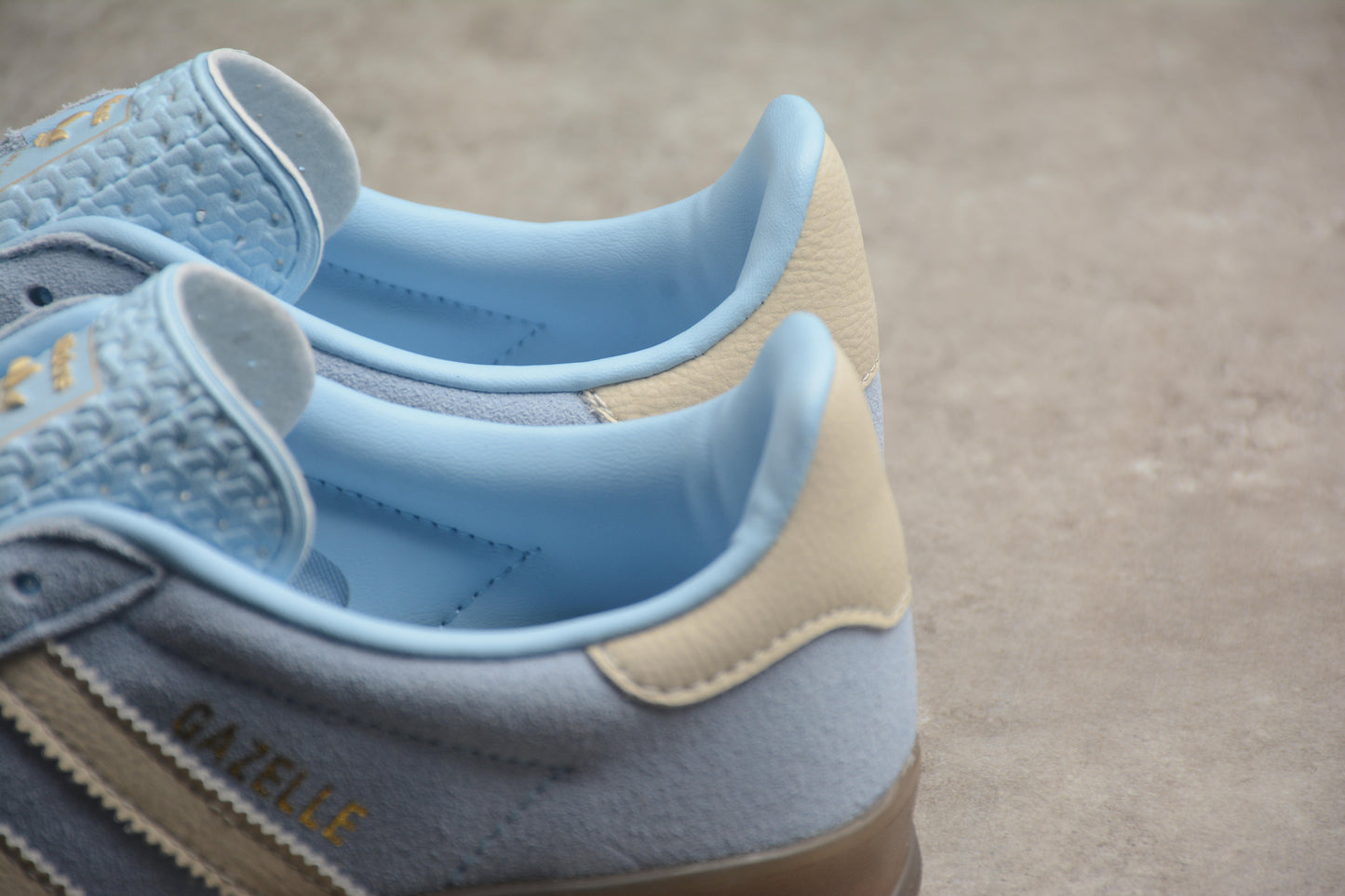 Gazelle azul cielo y beige