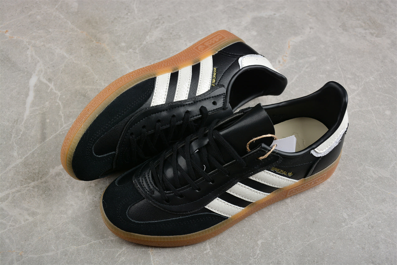 INVINCIBLE x Handball Spezial negro y blanco