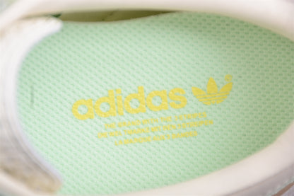 Gazelle verde pastel y blanco