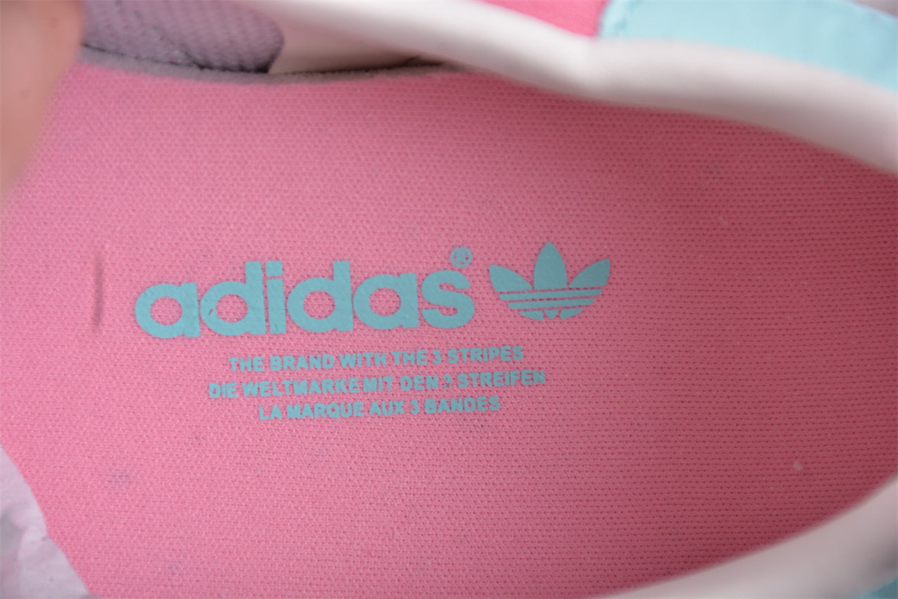 Gazelle rosa y azul cielo