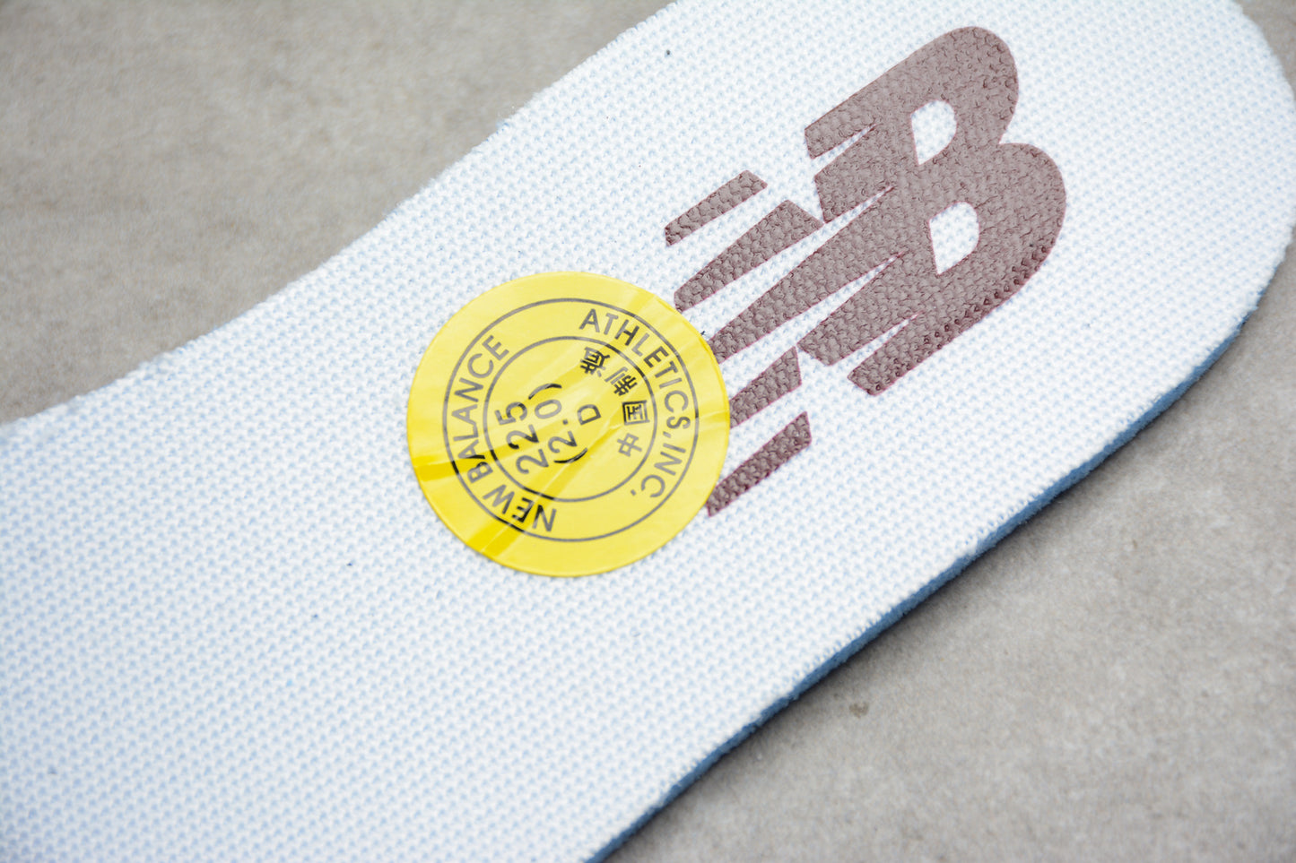 NB 327 negro y blanco roto