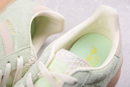 Gazelle verde pastel y blanco