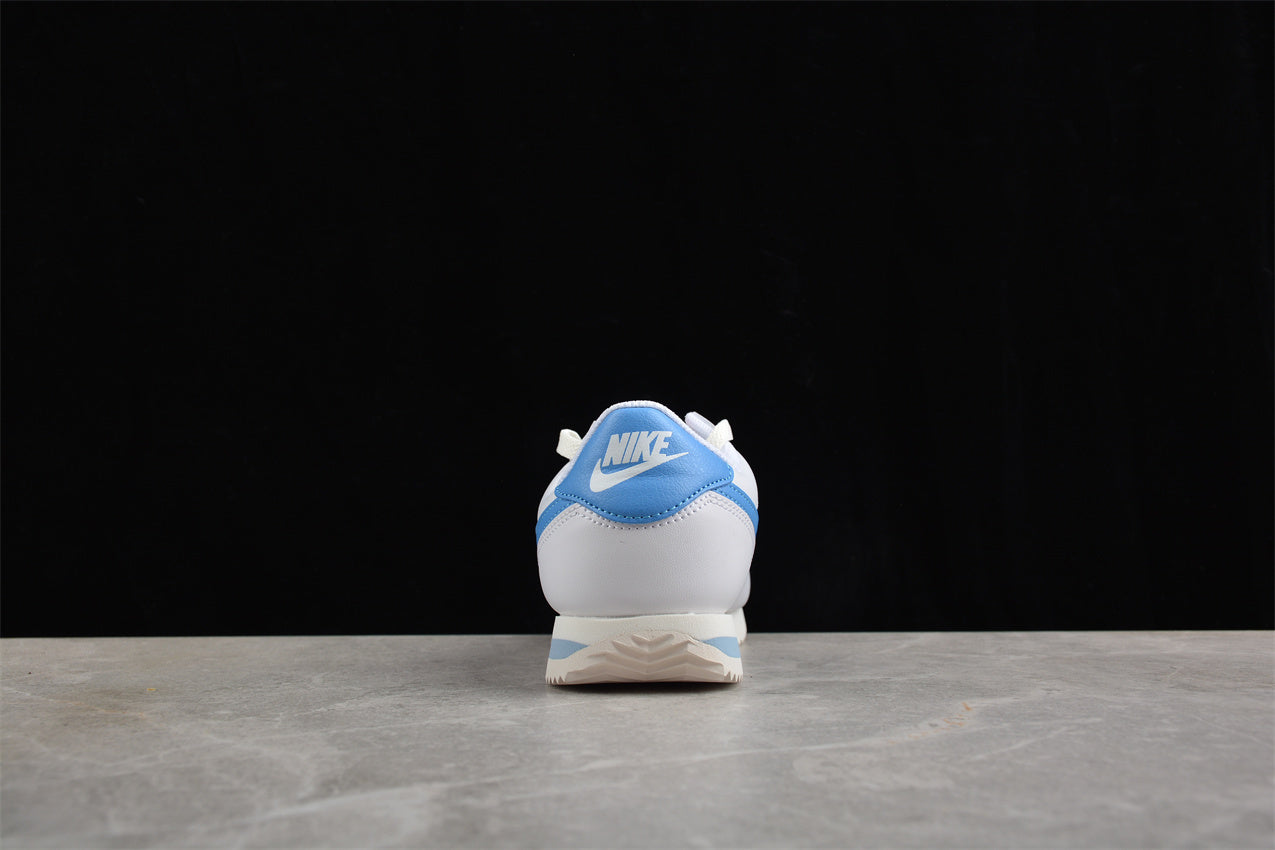 Cortez blanco y azul cielo