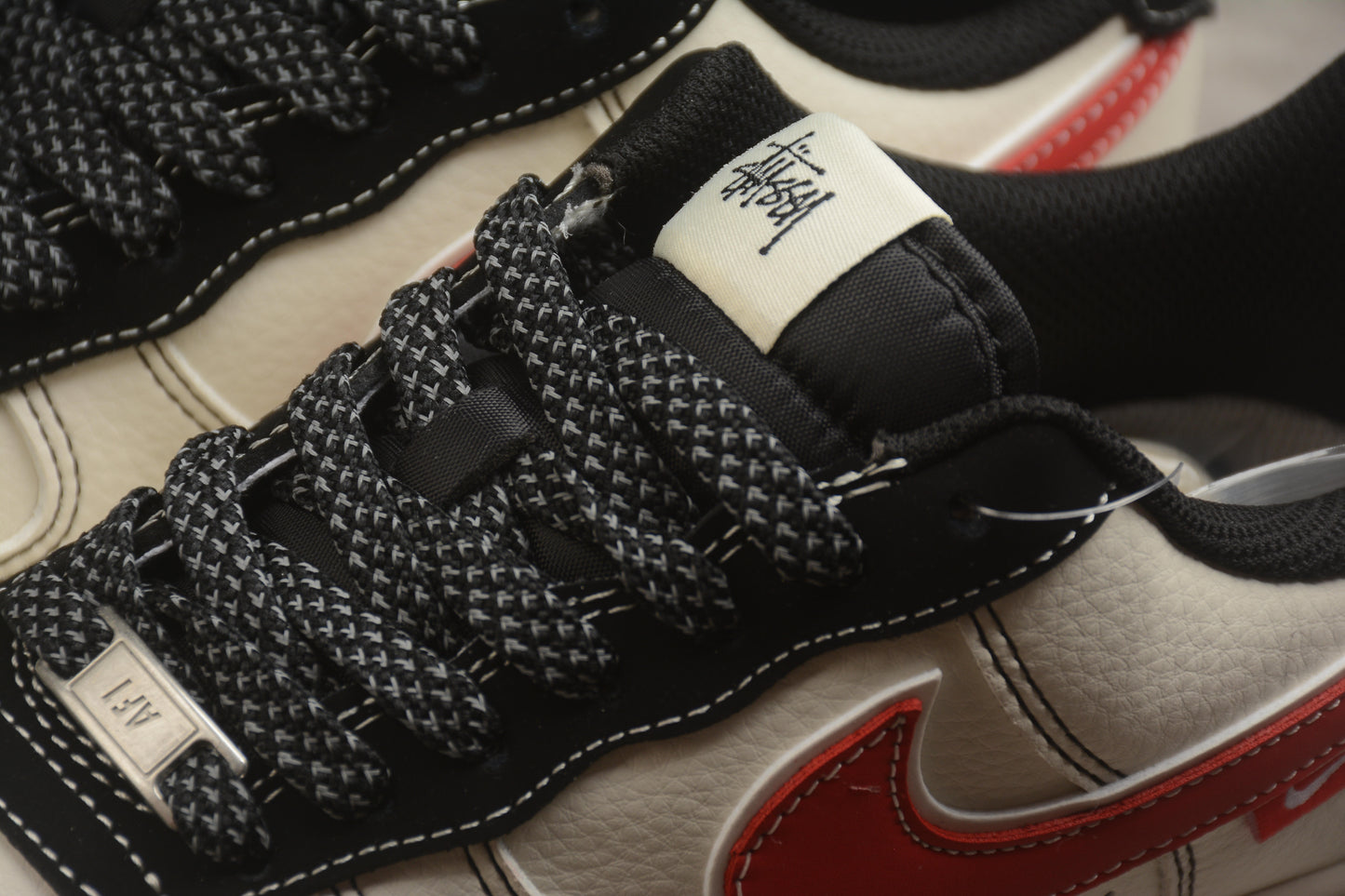 Air Force 1 07 x Stüssy beige claro, rojo carmesí y negro