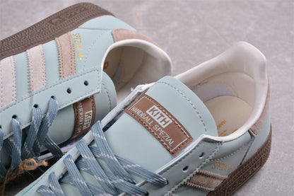 Handball Spezial Kith azul celeste y beige