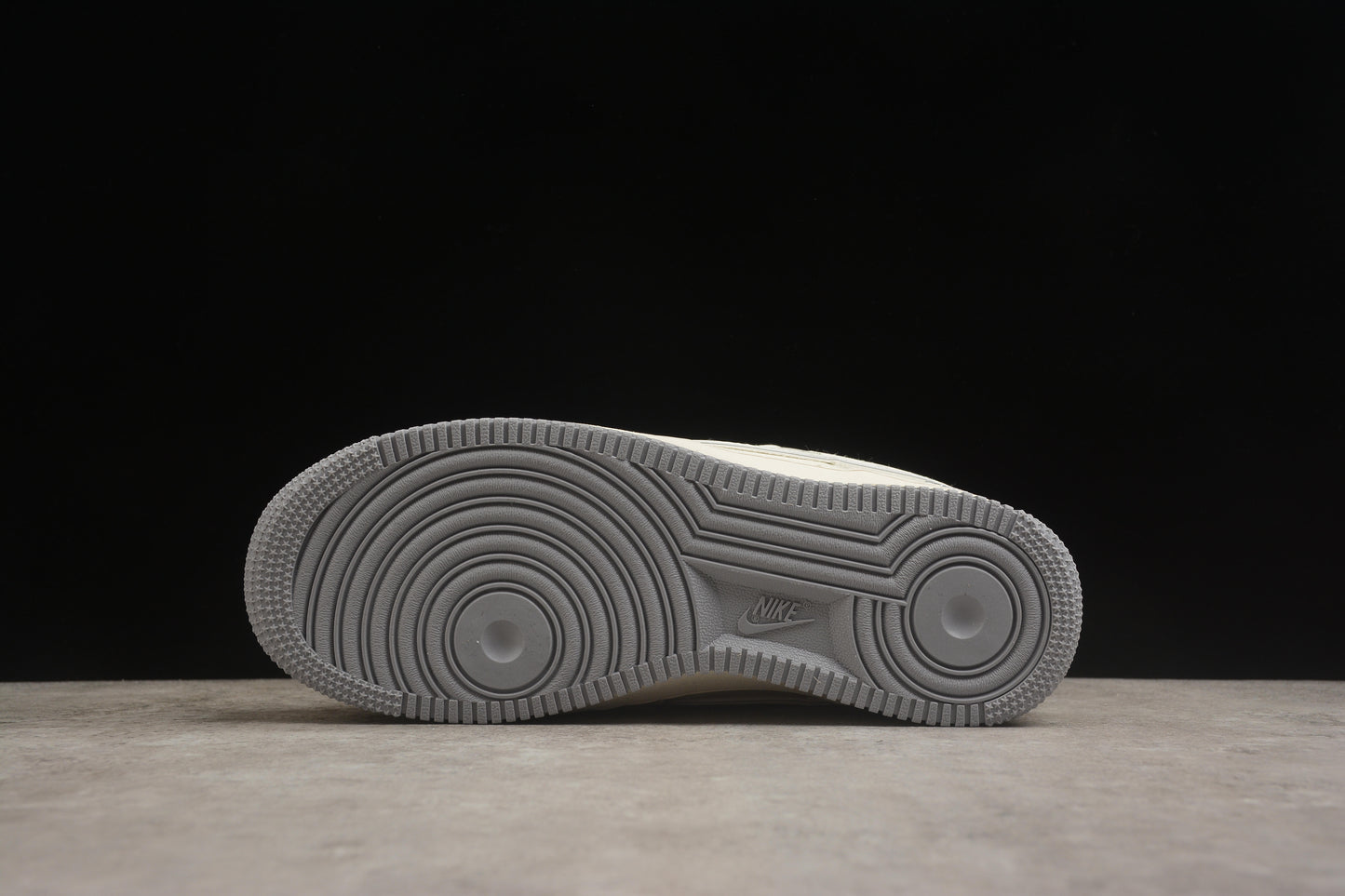 Air Force 1 Low x Stussy beige y gris