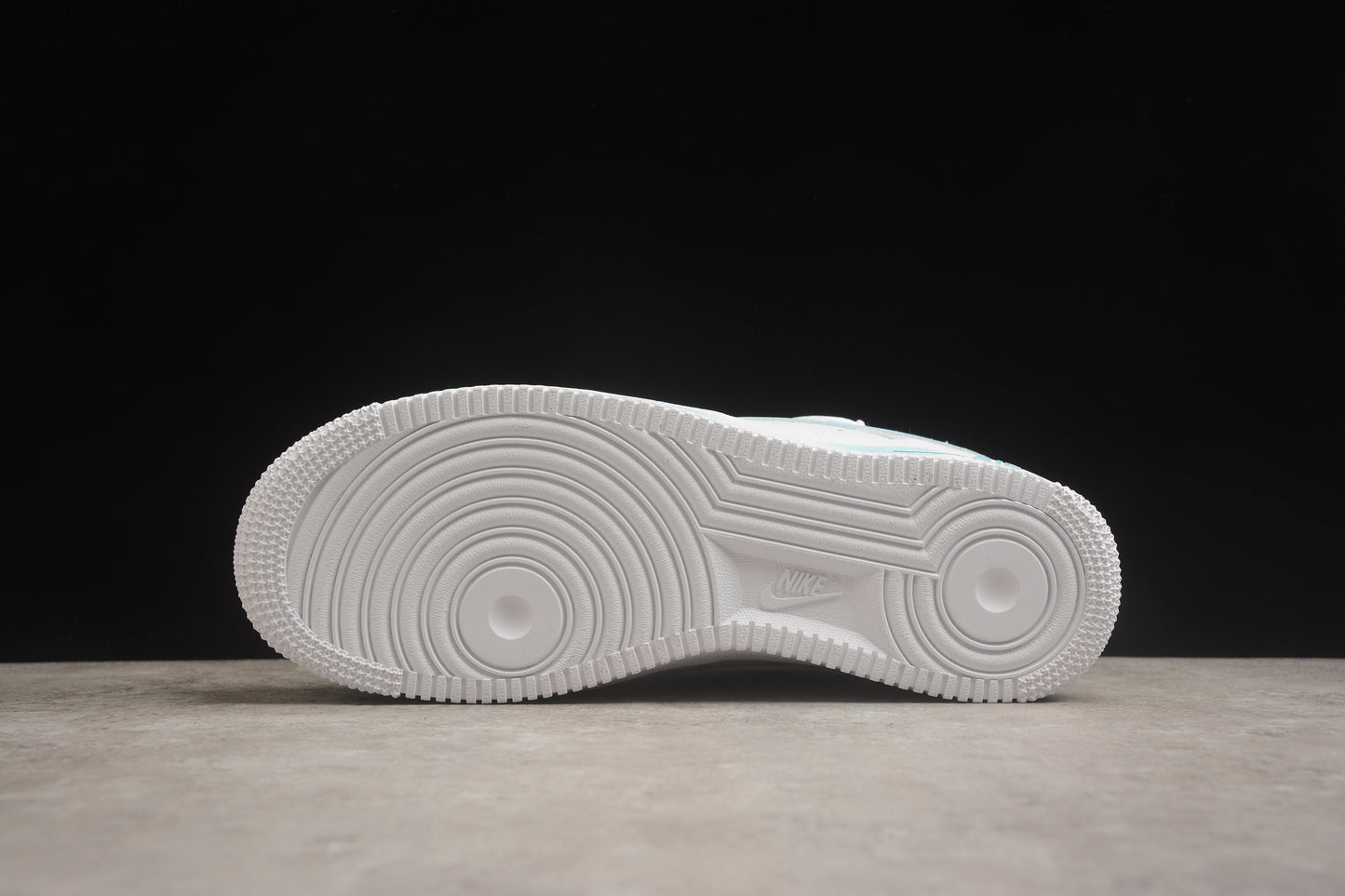 Air Force 1 Low “Love Real" blanco y azul cielo