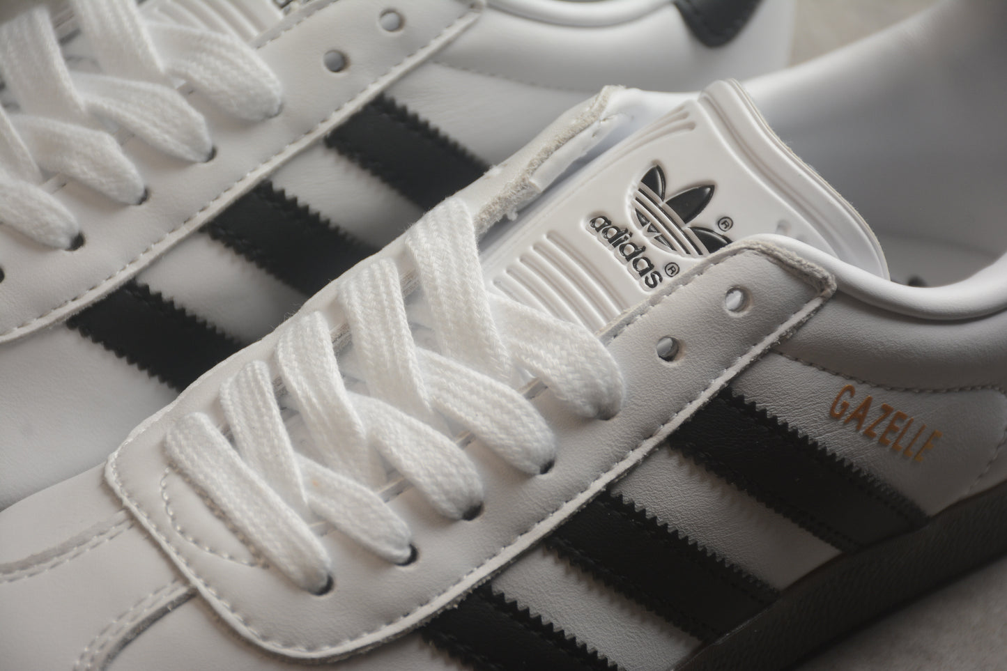 Gazelle blanco y negro