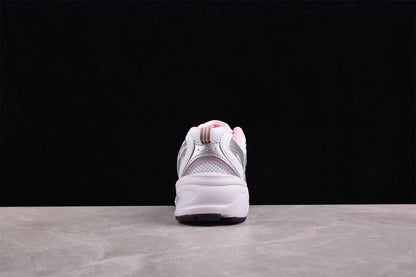 NB 530 blanco y rosa pastel