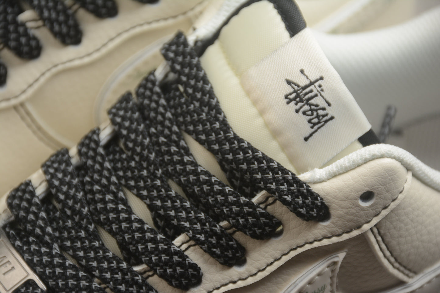 Air Force 1 07 beige y negro