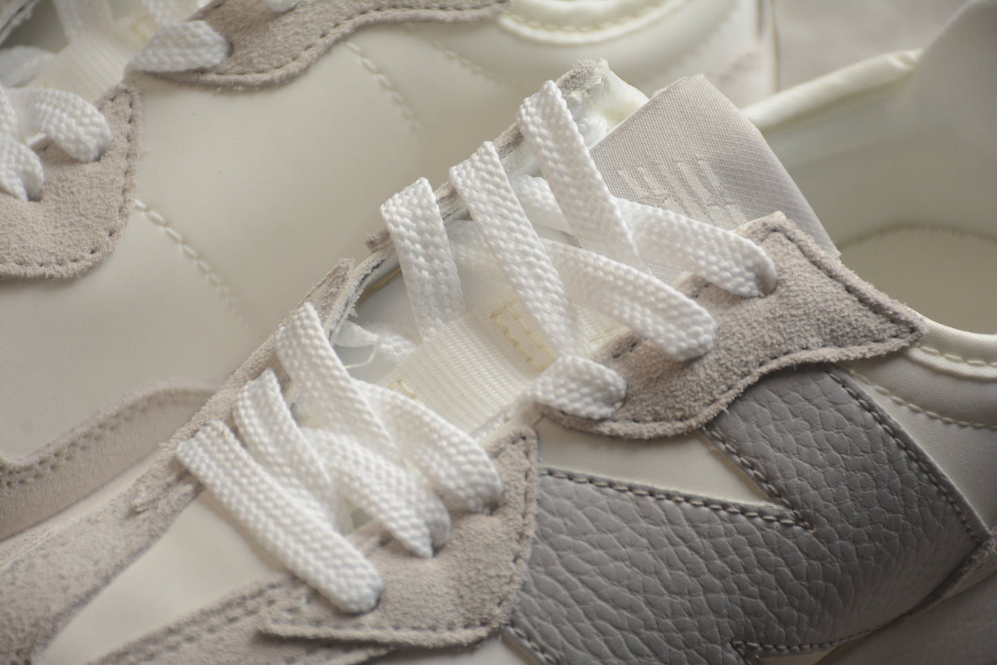 NB 327 blanco y gris