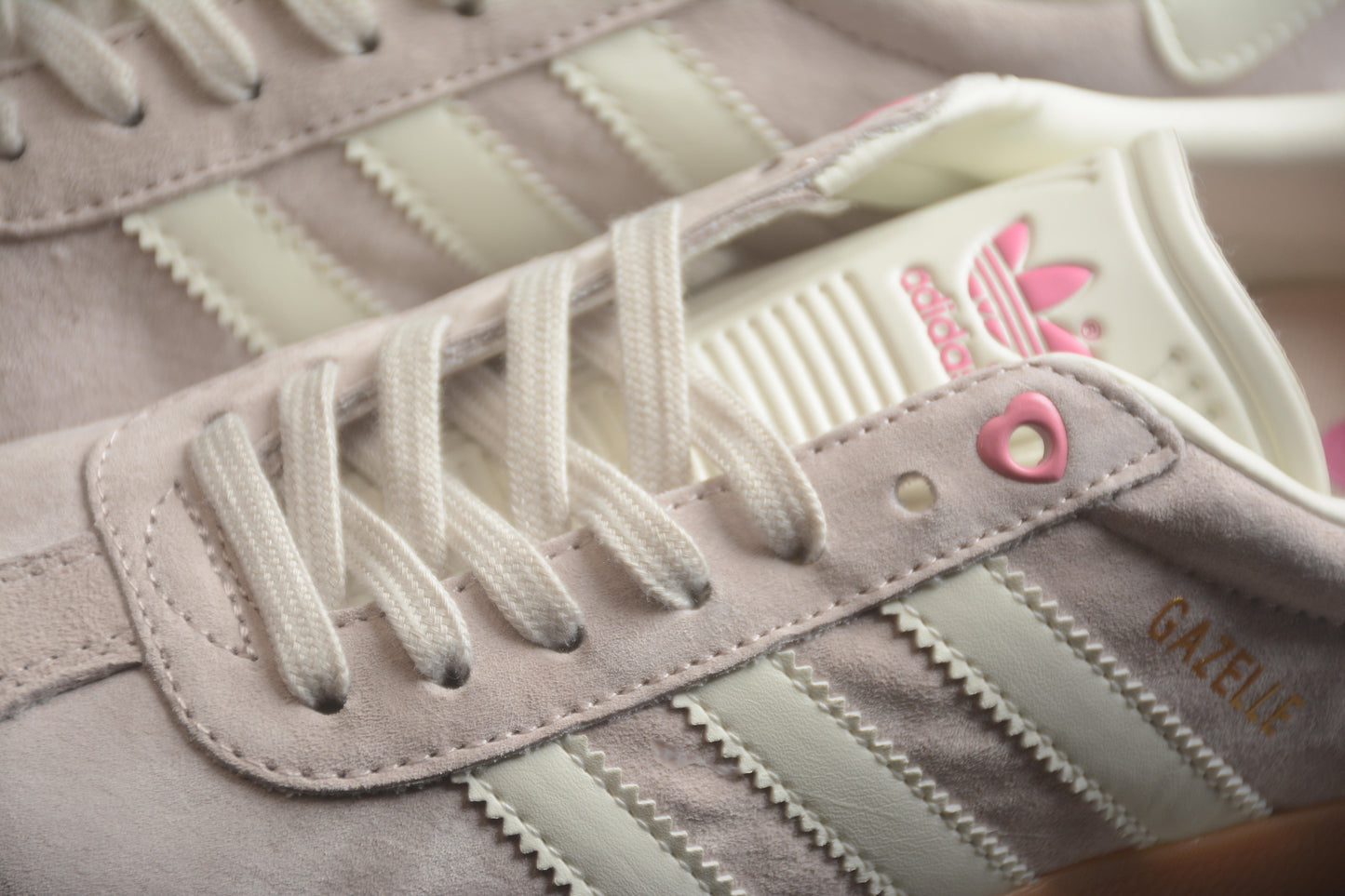 Gazelle gris, blanco y rosa
