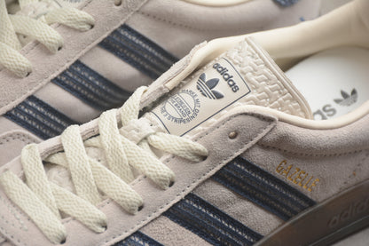 Gazelle beige y azul marino