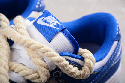 Dunk Low SB azul y blanco