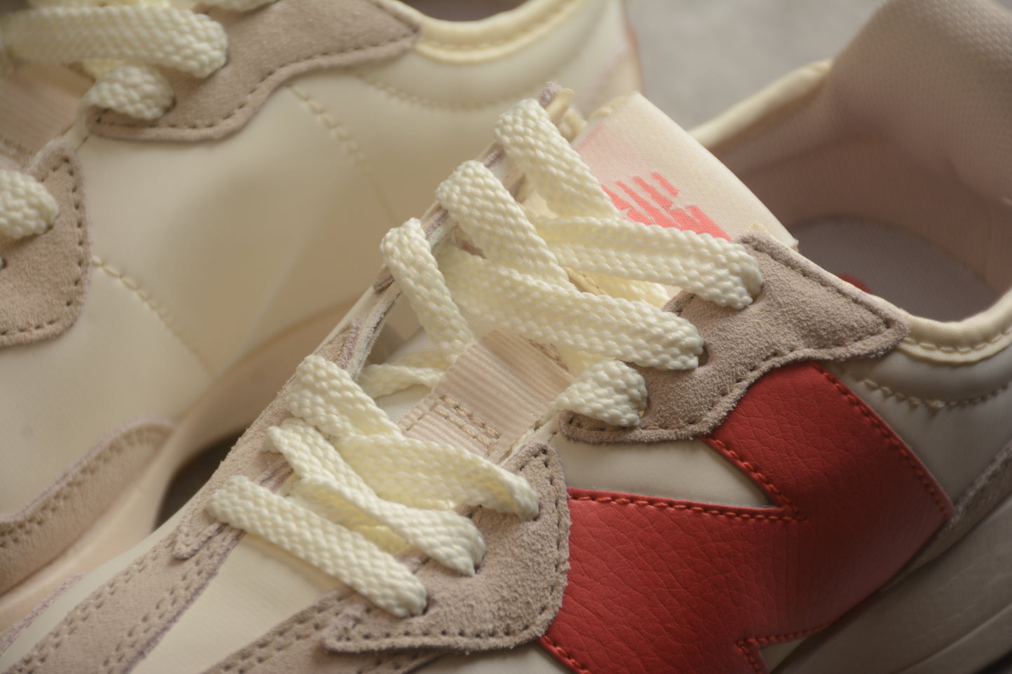 NB 327 beige y rojo coral
