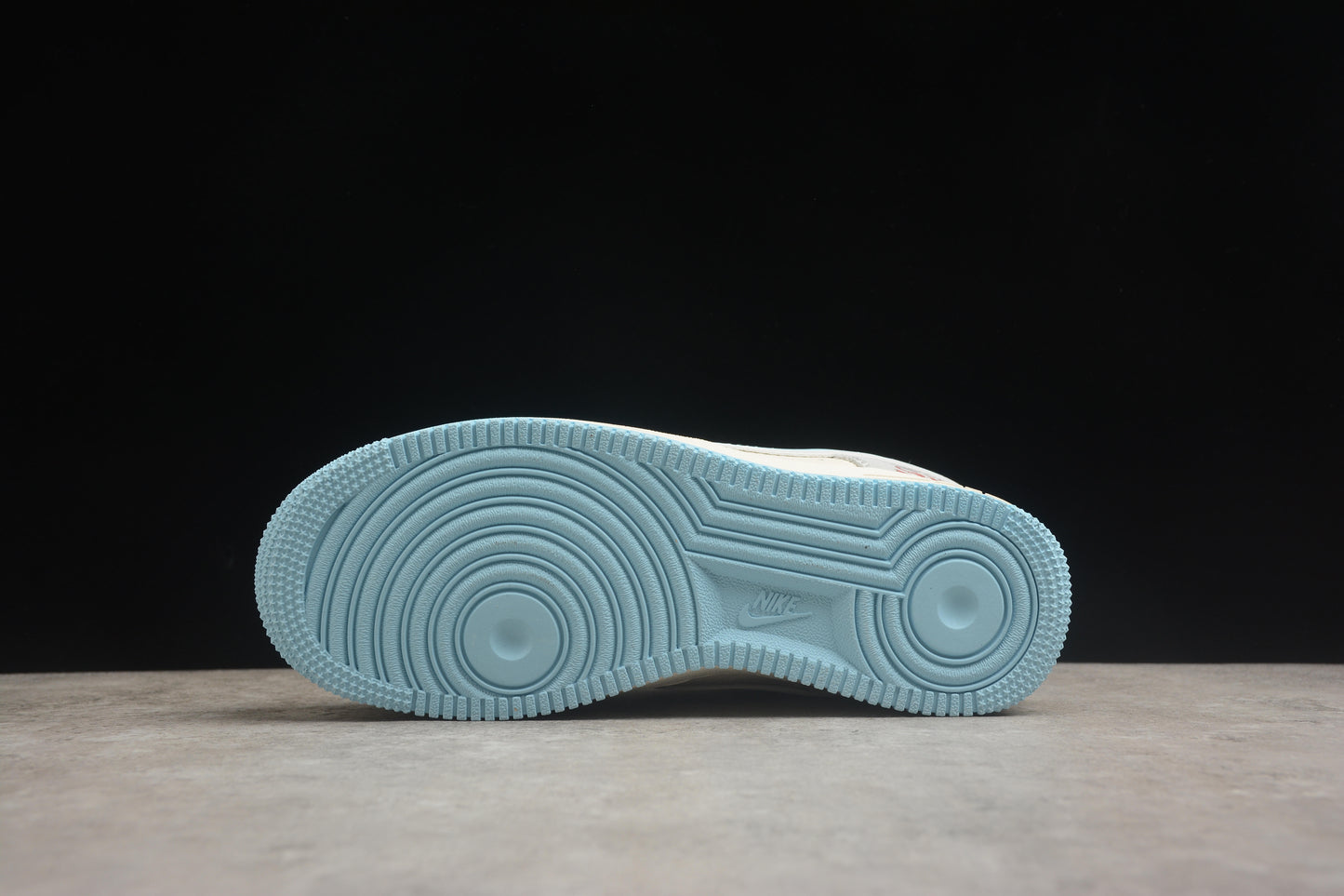 Air Force 1 Low “Nezha” beyge y azul celeste