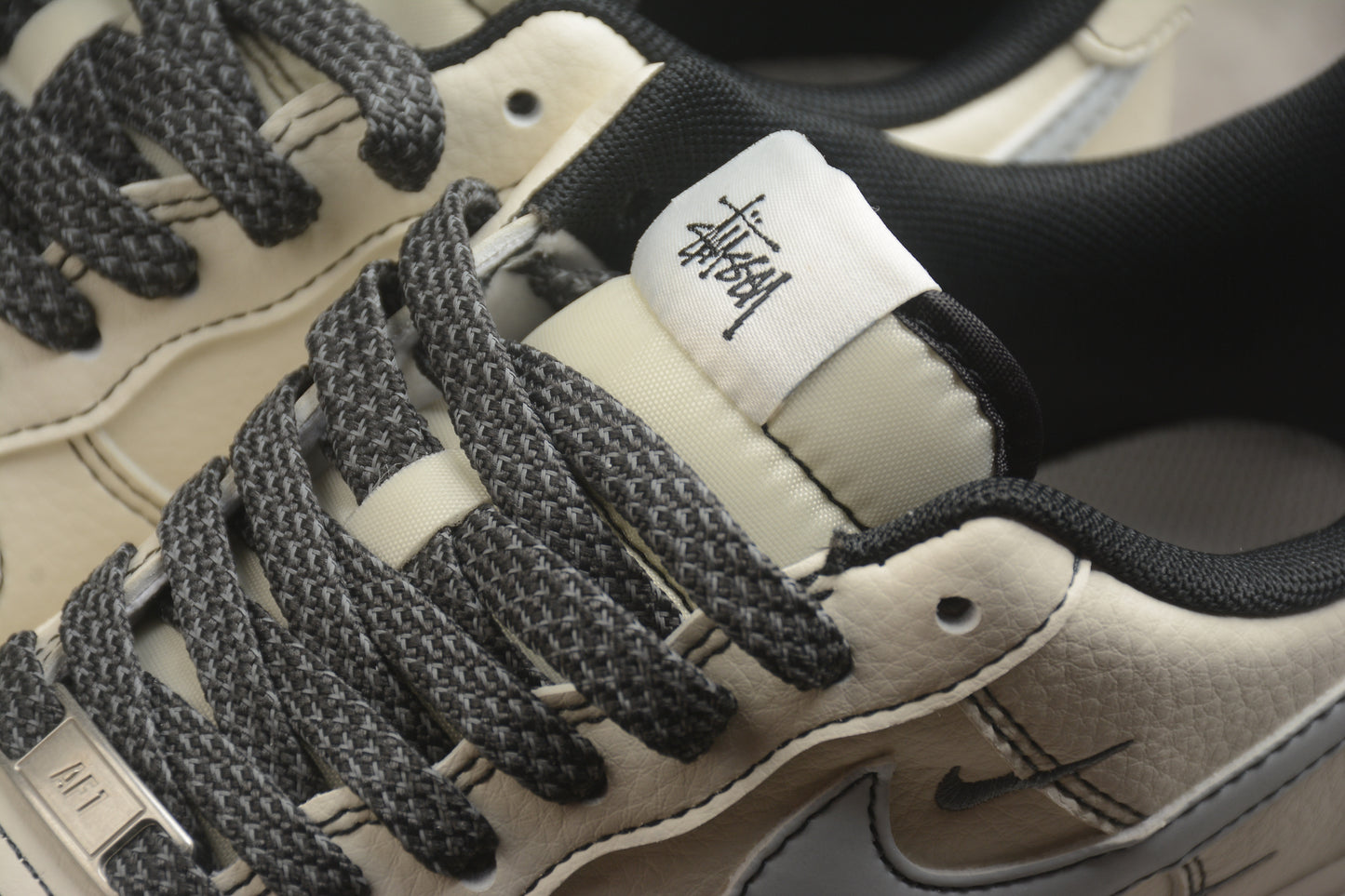 Air Force 1 07 beige y negro carbono