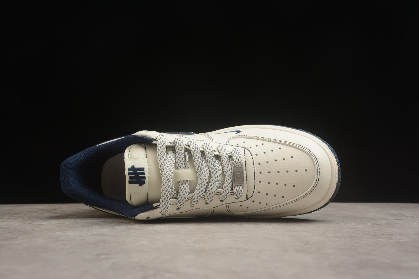 Air Force 1 Low x Undefeated “5 On It” crema claro y navy