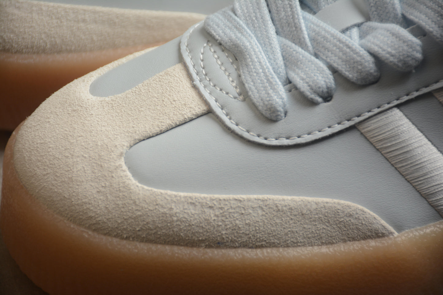 Sambae W plataforma gris claro y goma ámbar